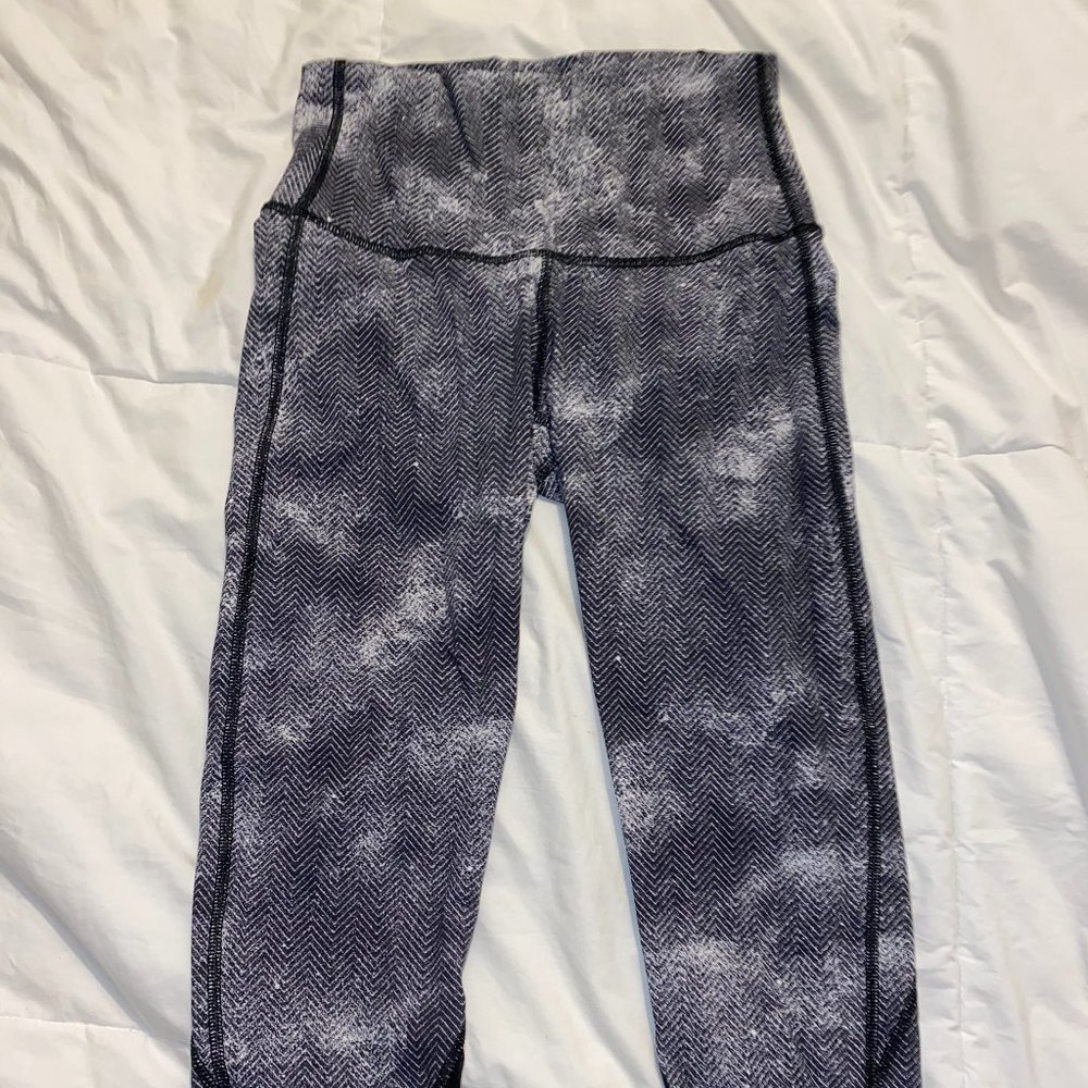 Lululemon 3/4 leggings black and white leggings